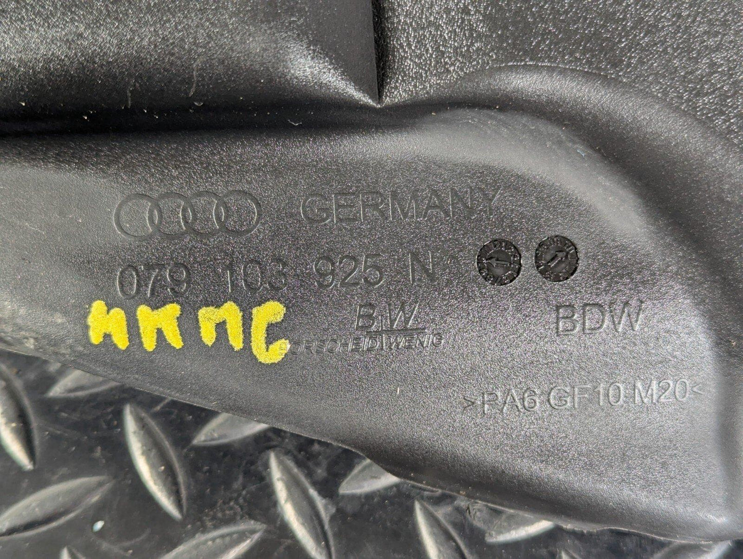 10-17 AUDI A8 4H 4.2 INTAKE MANIFOLD COVER 079103925N