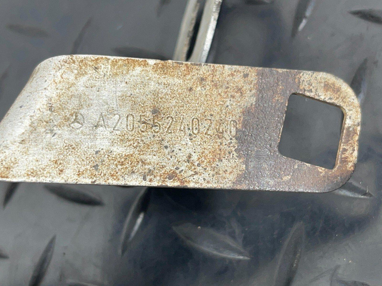 14-21 MERCEDES BENZ C300h W205 UNDERSHIELD RIGHT BRACKET A2055240240