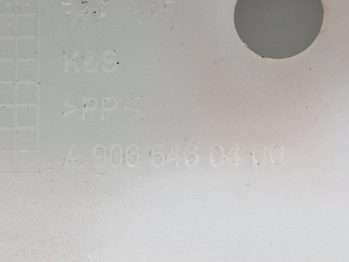 18-ON MERCEDES BENZ SPRINTER W907 2.2 CDI PLASTIC PART A9065460400
