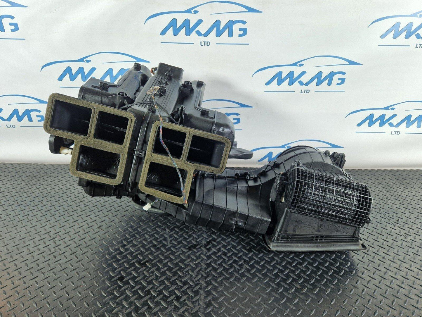 13-19 MERCEDES CLA C117 AIR CONDITIONING HEATER MATRIX HOUSING BOX A2468305601