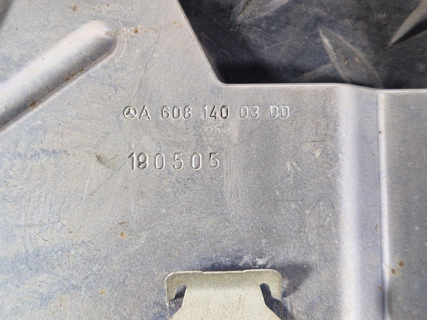 18-ON MERCEDES BENZ A CLASS W177 NOX OXYGEN SENSOR BRACKET HOLDER A6081400300