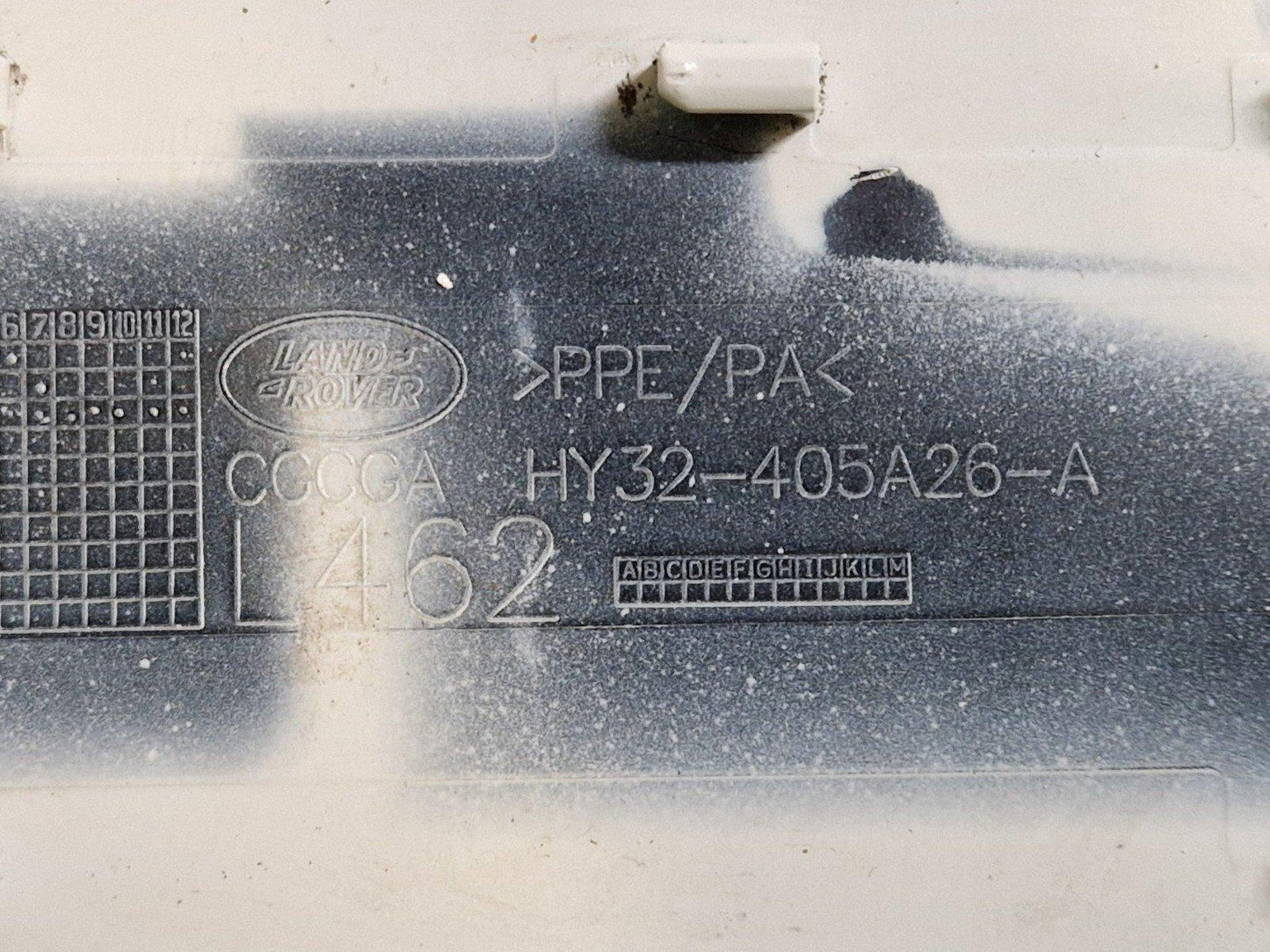 17-ON LAND ROVER DISCOVERY L462 FUEL FILLER FLAP COVER IN WHITE HY32-405A26-A