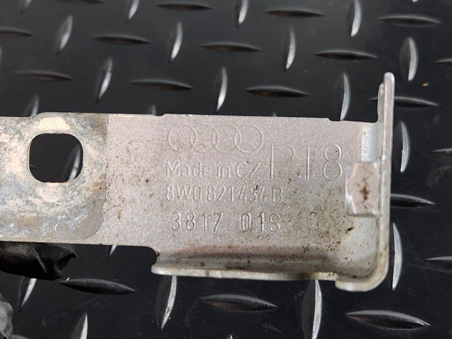 16-19 AUDI A4 B9 GENUINE FRONT RIGHT DRIVER SIDE WING BRACKET 8W0821434B