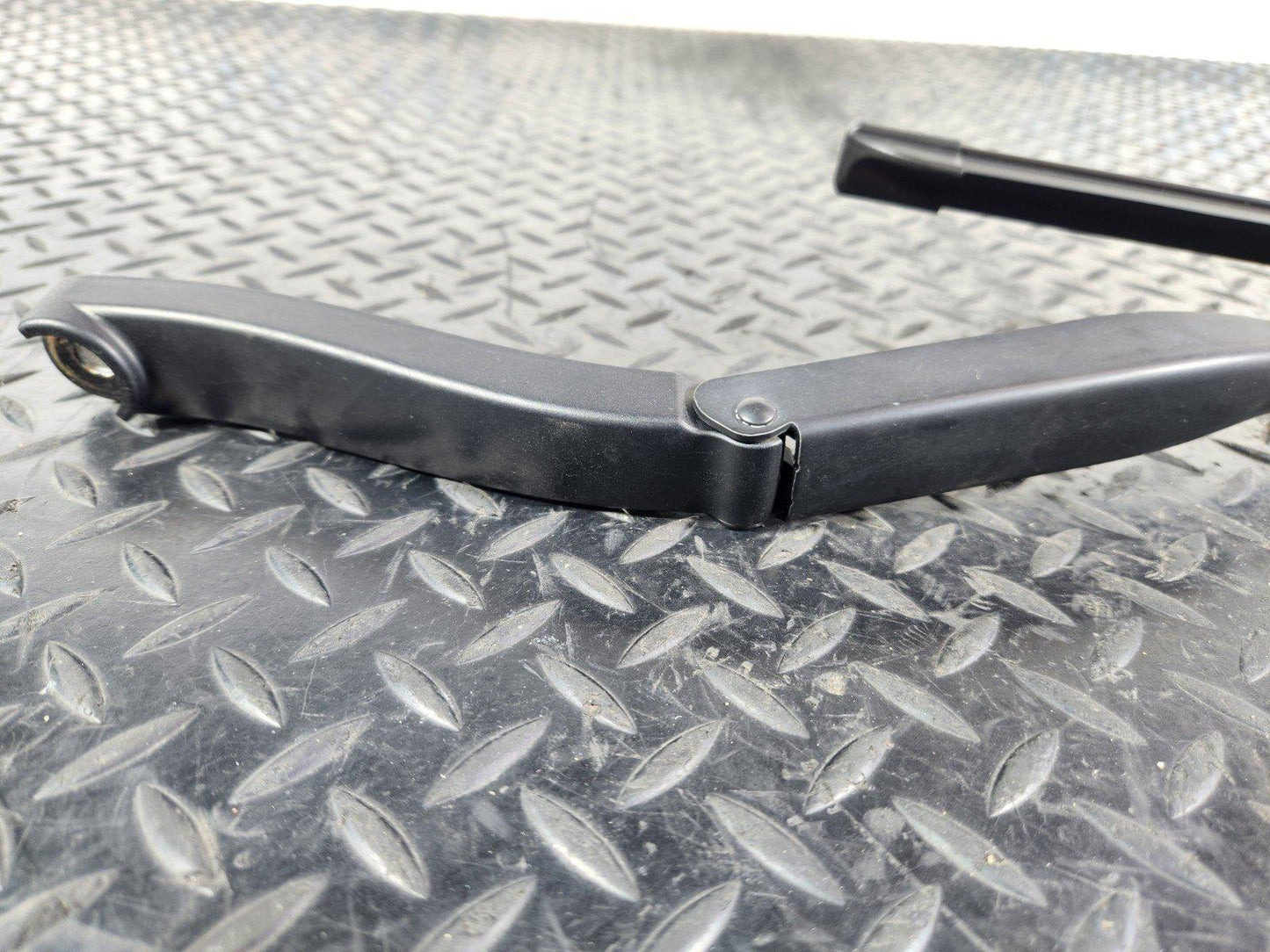 11-19 MERCEDES BENZ ML W166 GENUINE FRONT RIGHT O/S WINDOW WIPER ARM A1668201040