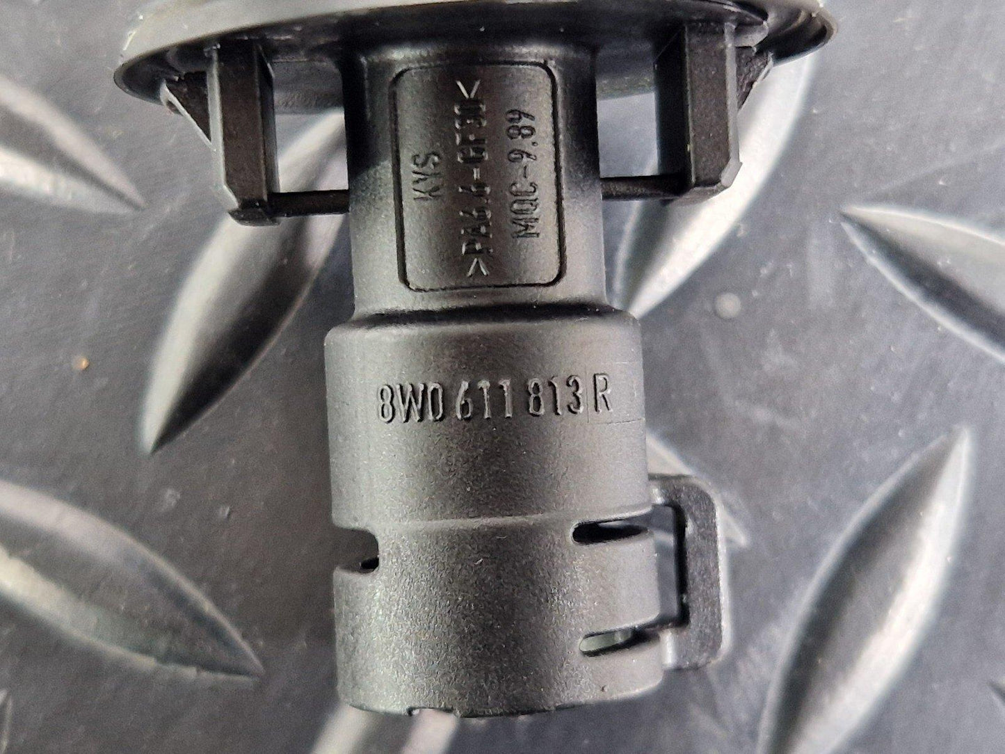 16-19 AUDI A4 AVANT B9 3.0 TDI S-LINE VACUUM HOSE PIPE 8W0611933G