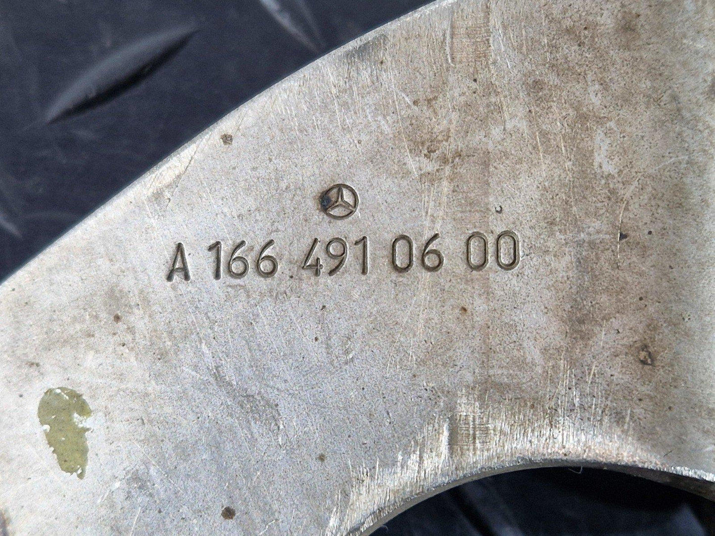 16-19 MERCEDES BENZ GLE W166 GENUINE RIGHT O/S EXHAUST BRACKET A1664910600