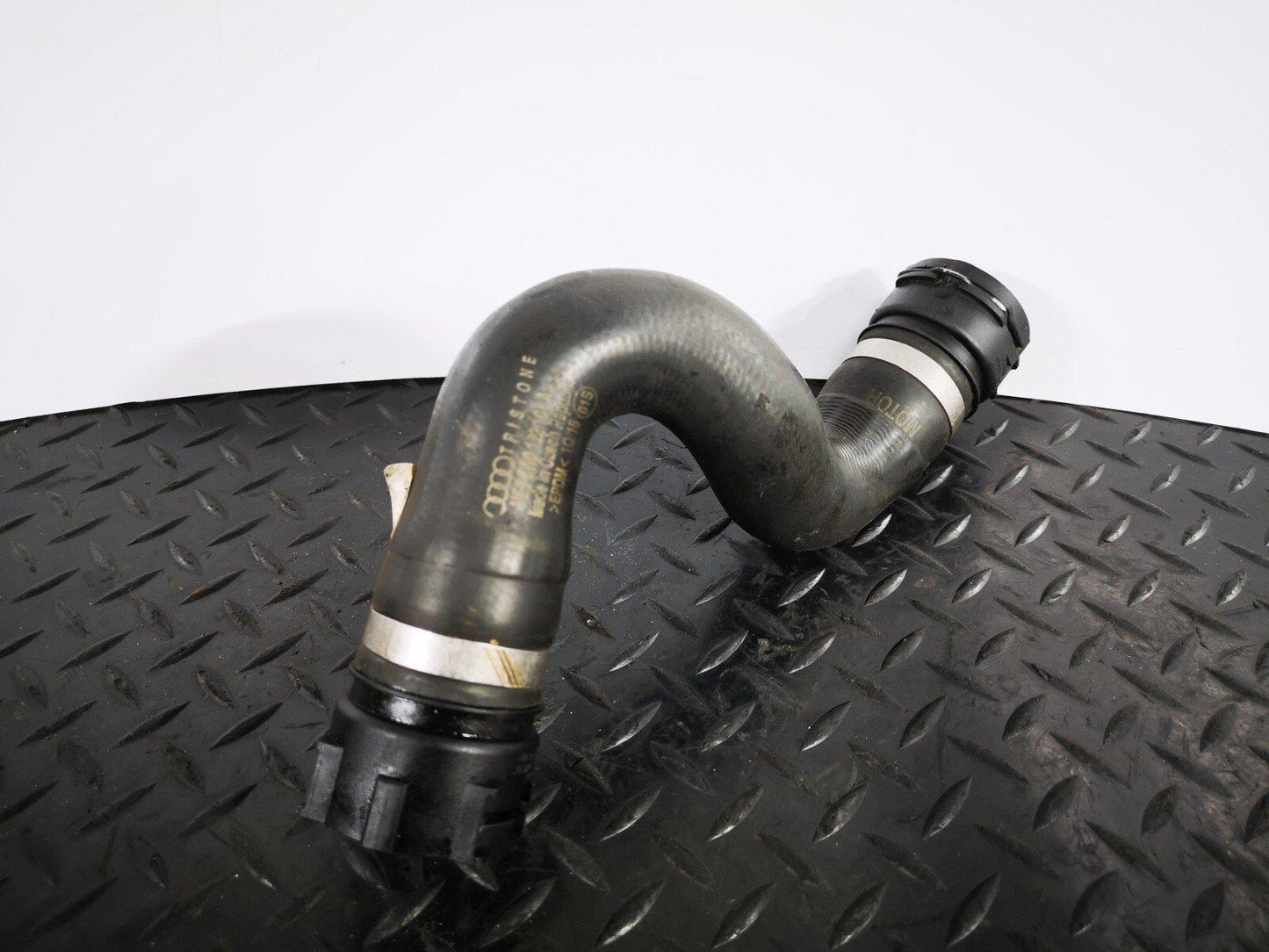 16-19 AUDI A4 B9 S-LINE GENUINE V6 3.0TDI CSW WATER COOLANT HOSE 8W0122101A