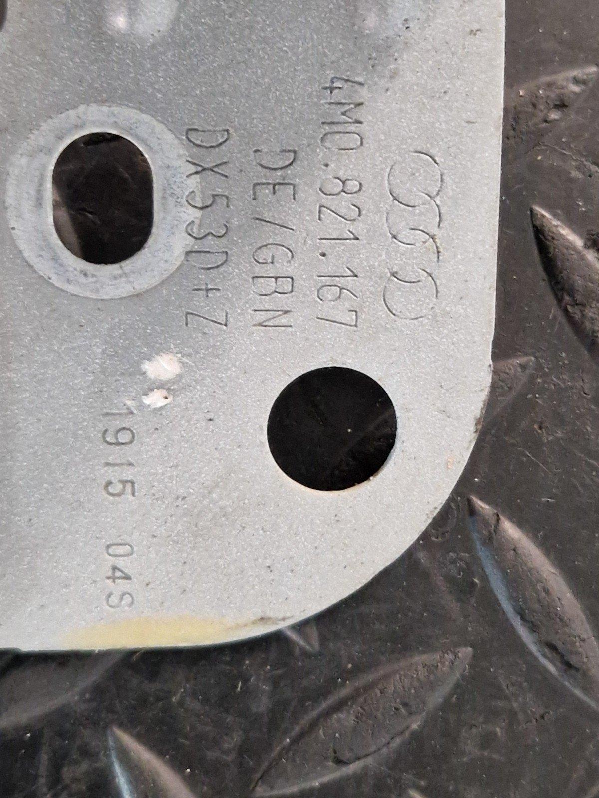 16-20 AUDI Q7 4M GENUINE FRONT LEFT N/S/F WING FENDER BRACKET HOLDER 4M0821167A