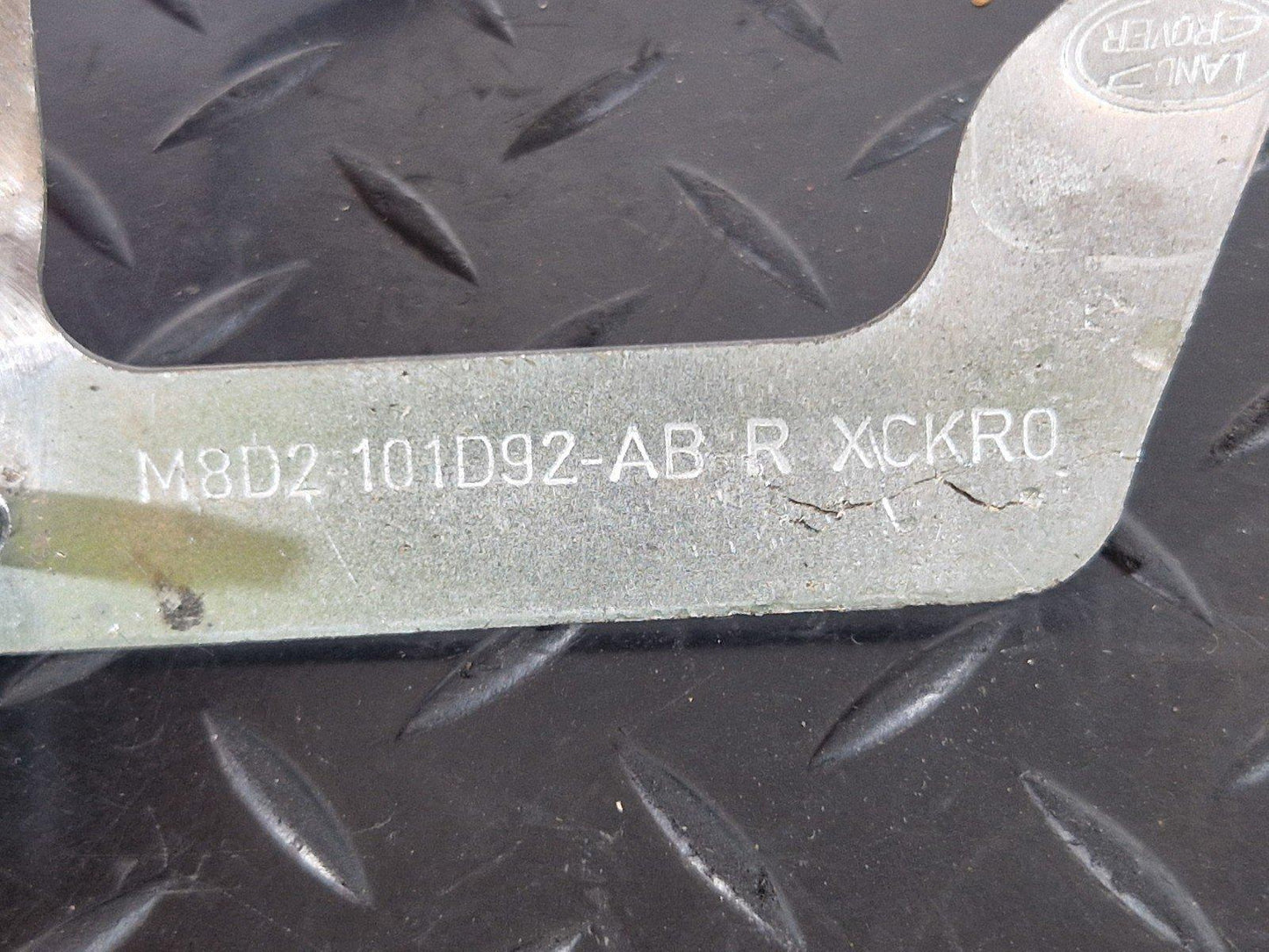 19-ON RANGE ROVER EVOQUE L551 GENUINE BRACKET M8D2-101D92-AB