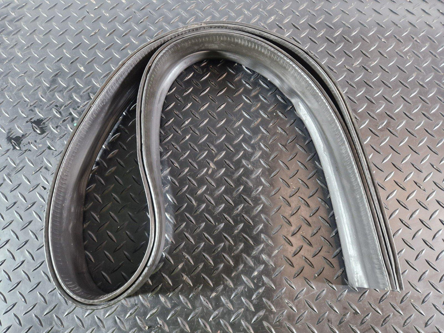 16-22 MERCEDES BENZ X253 ENGINE BAY RUBBER SEAL A2538315900