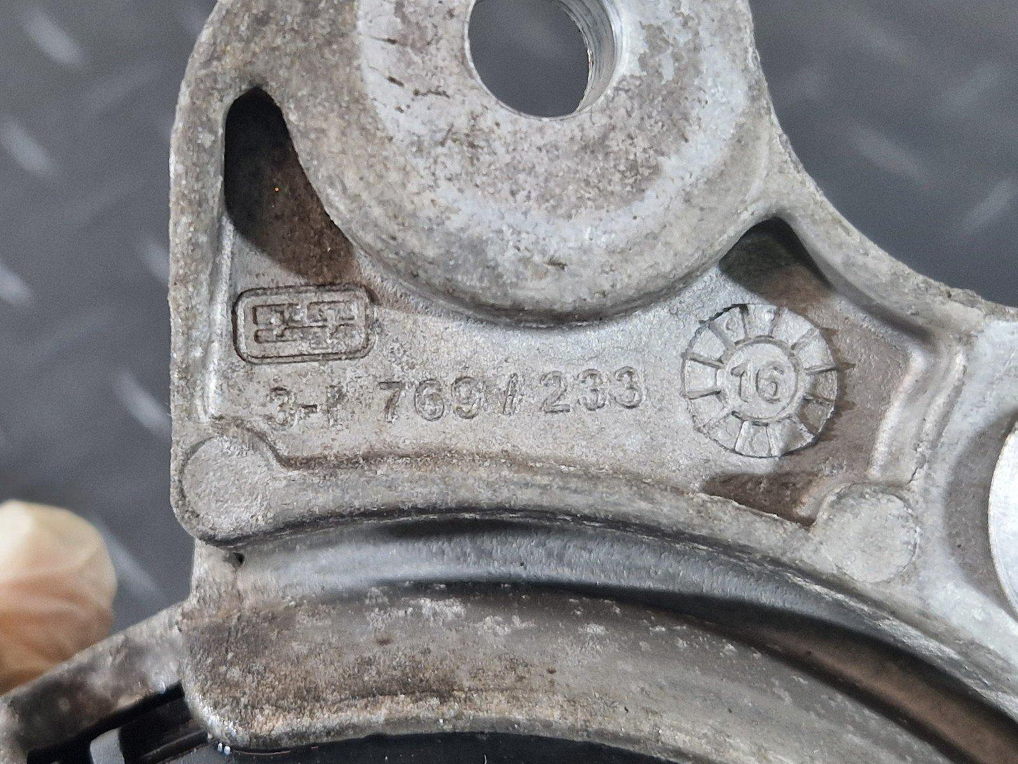 16-22 MERCEDES BENZ X253 GENUINE ENGINE SUPPORT MOUNT BRACKET RIGHT A2052407900