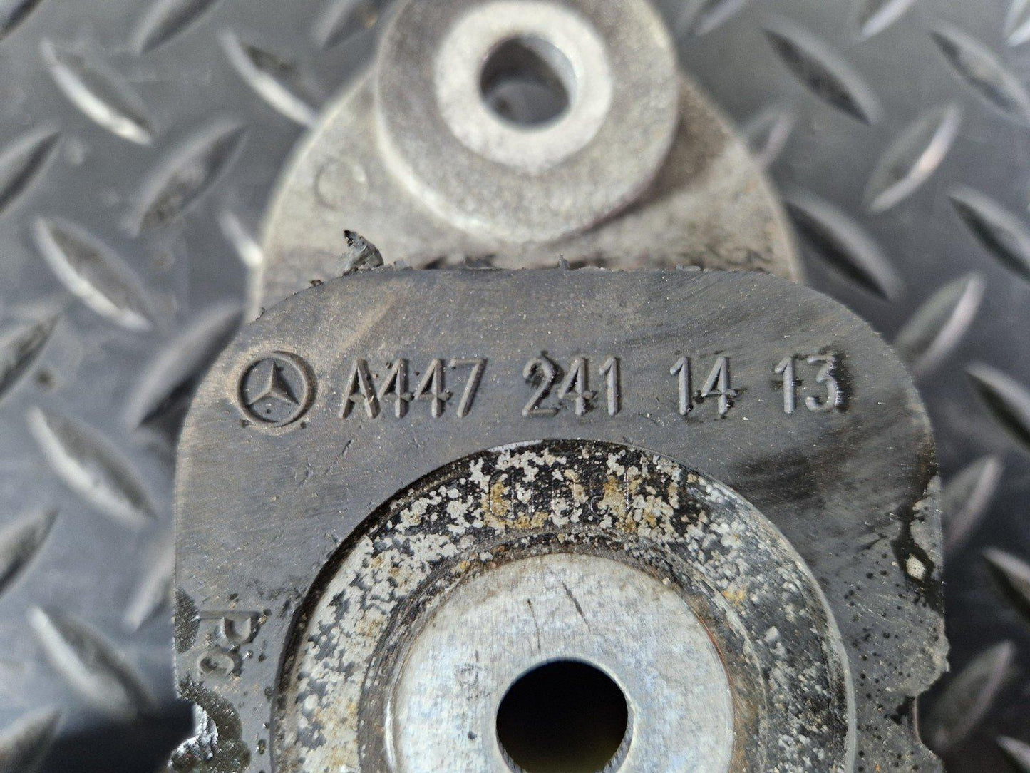 14-23 MERCEDES VITO W447 GENUINE DIESEL LEFT SIDE ENGINE MOUNT A4472411413