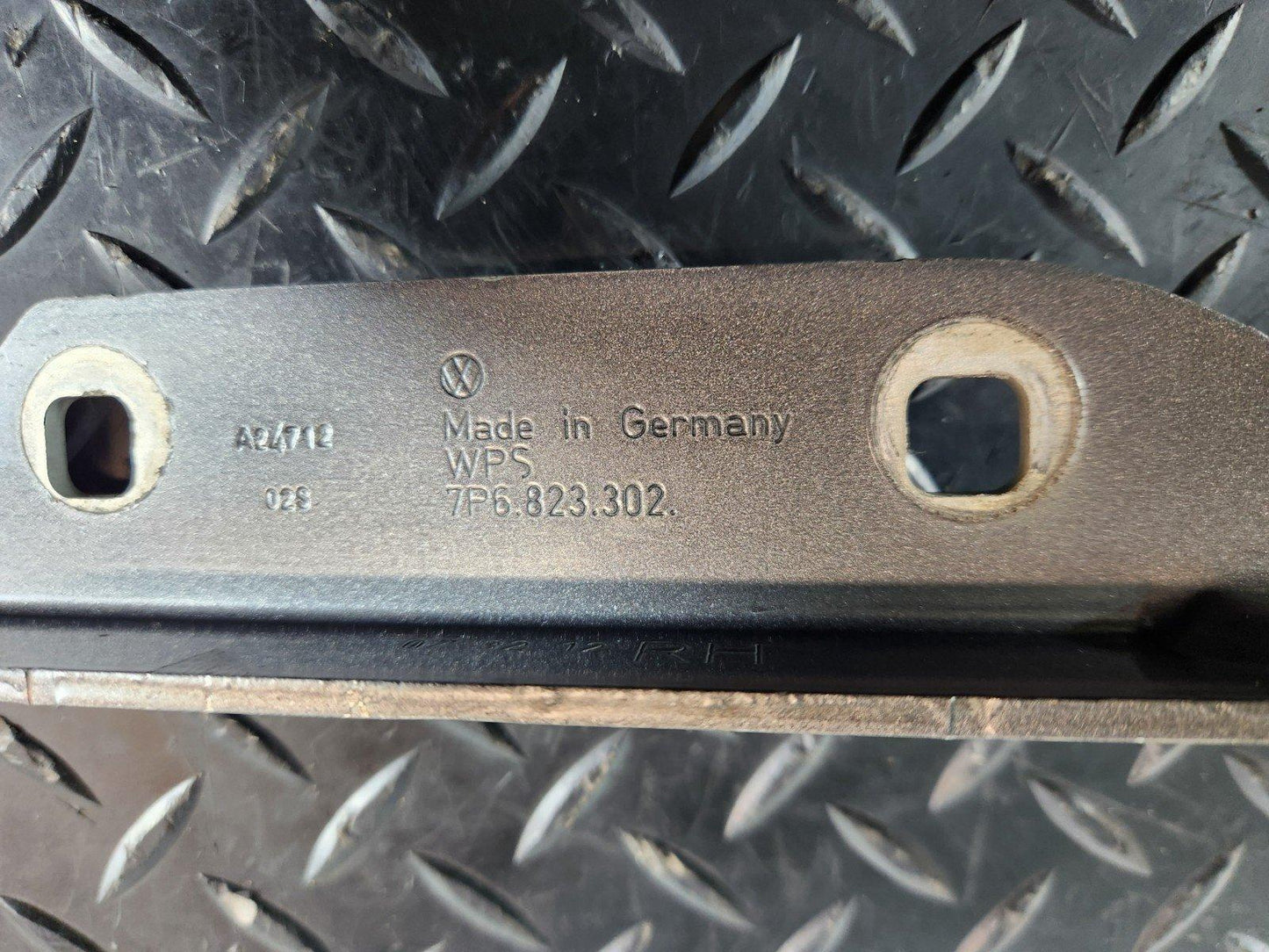 10-18 VW TOUAREG 7P GENUINE FRONT RIGHT O/S BONNET HINGE 7P6823302