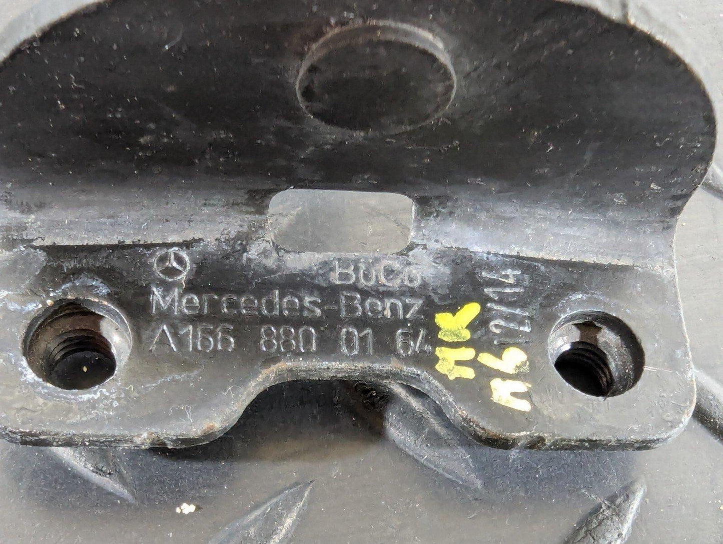 11-19 MERCEDES BENZ ML W166 BONNET HOOD LOCK BRACKET A1668800164