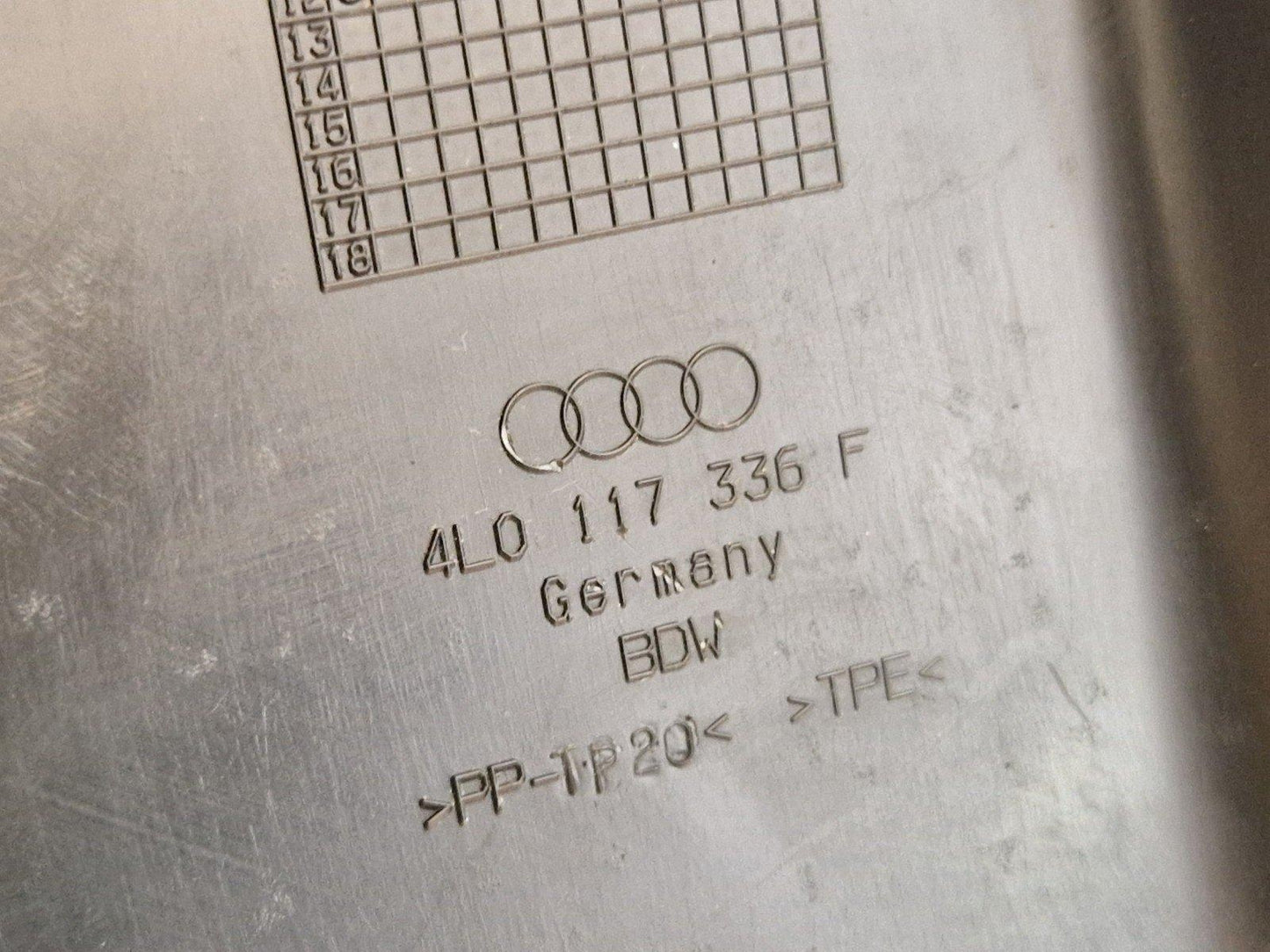 10-15 AUDI Q7 4L OEM FRONT RIGHT DRIVER SIDE RADIATOR AIR DUCT 4L0117336F