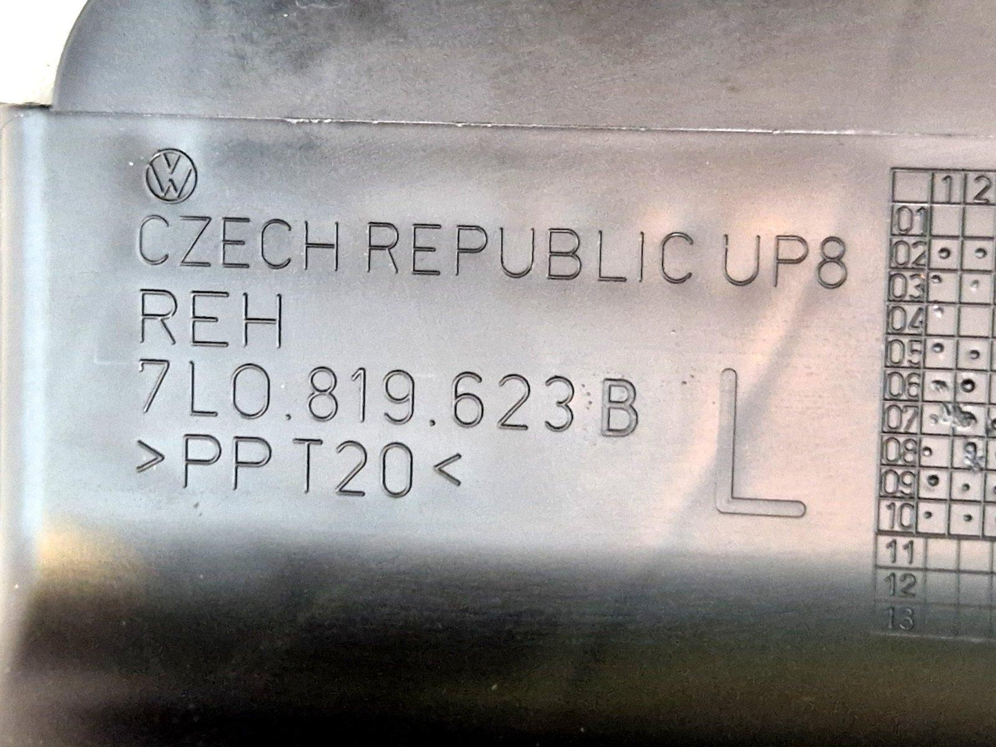 10-15 AUDI Q7 4L S-LINE GENUINE BATTERY LID COVER 7L0819623B