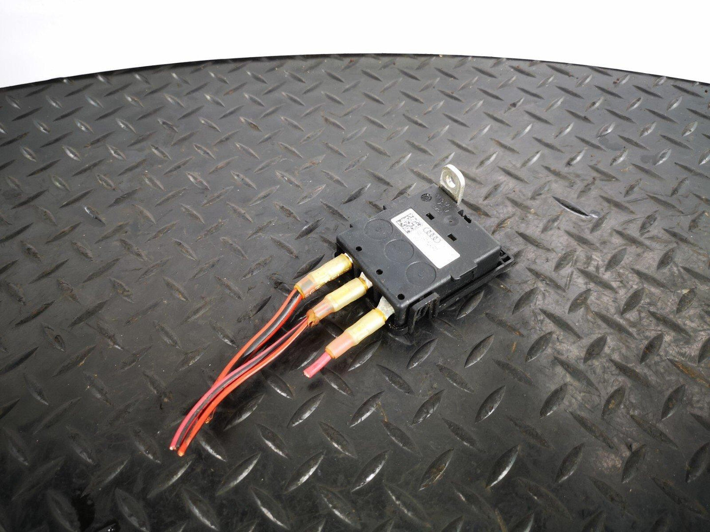 16-19 AUDI A4 B9 GENUINE BATTERY POSITIVE TERMINAL POWER DISTRIBUTOR 8w0941824