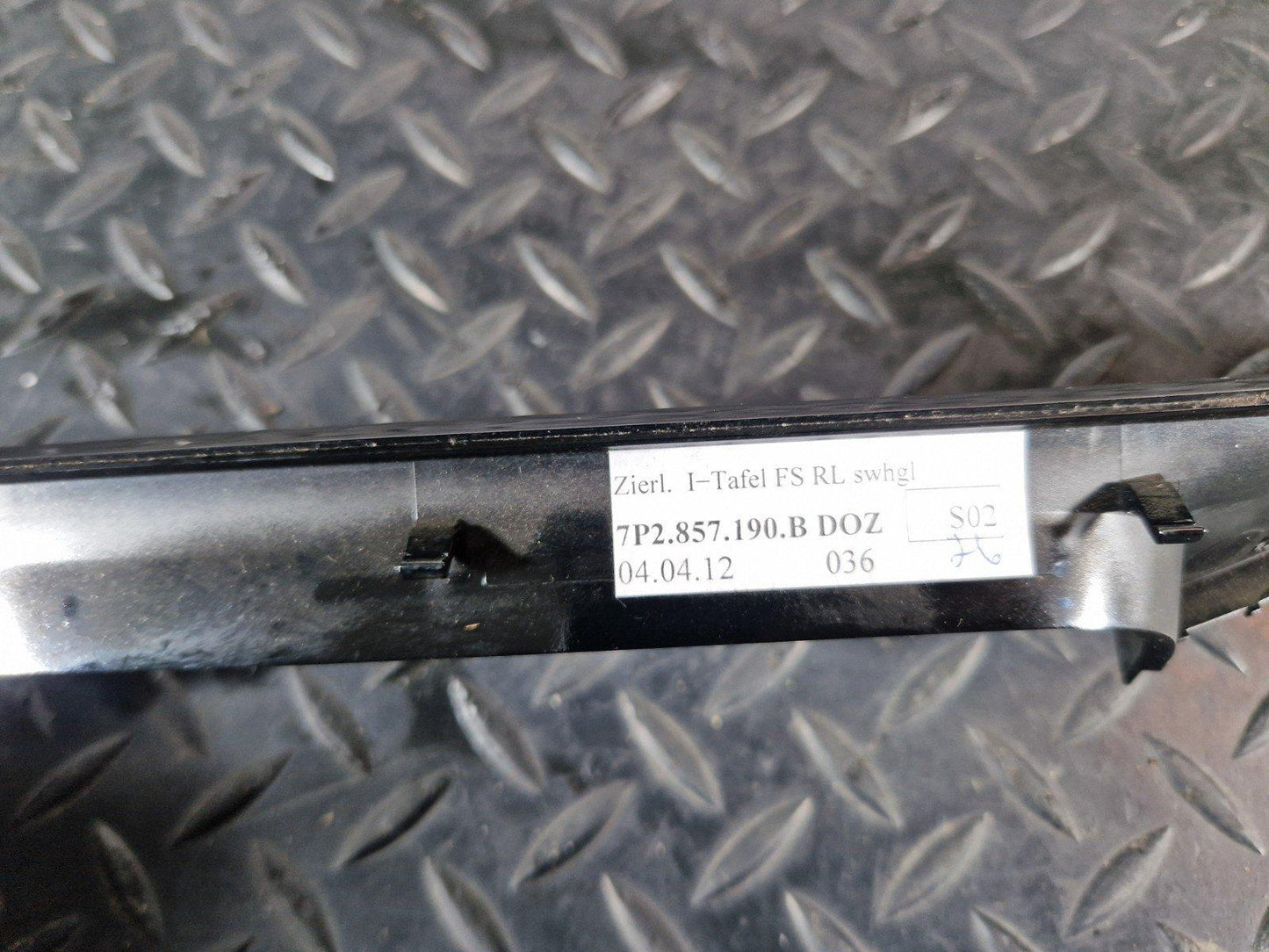 10-18 VW TOUAREG 7P GENUINE DASHBOARD INSTRUMENT CLUSTER TRIM 7P2857190B