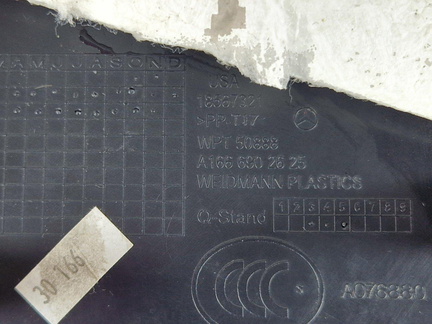 11-19 MERCEDES BENZ ML W166 GENUINE RIGHT LOWER B PILLAR TRIM A1666902625