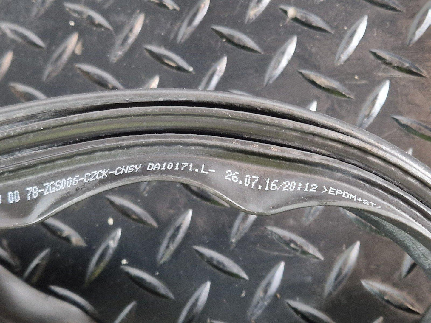 16-22 MERCEDES BENZ X253 BOOT LID TAILGATE RUBBER SEAL GENUINE A2537400078