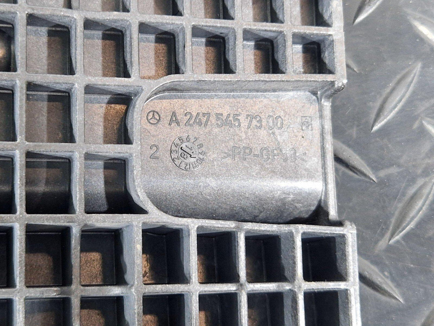 19-ON MERCEDES BENZ B CLASS W247 FUSE BOX RELAY TRIM COVER LID A2475457300