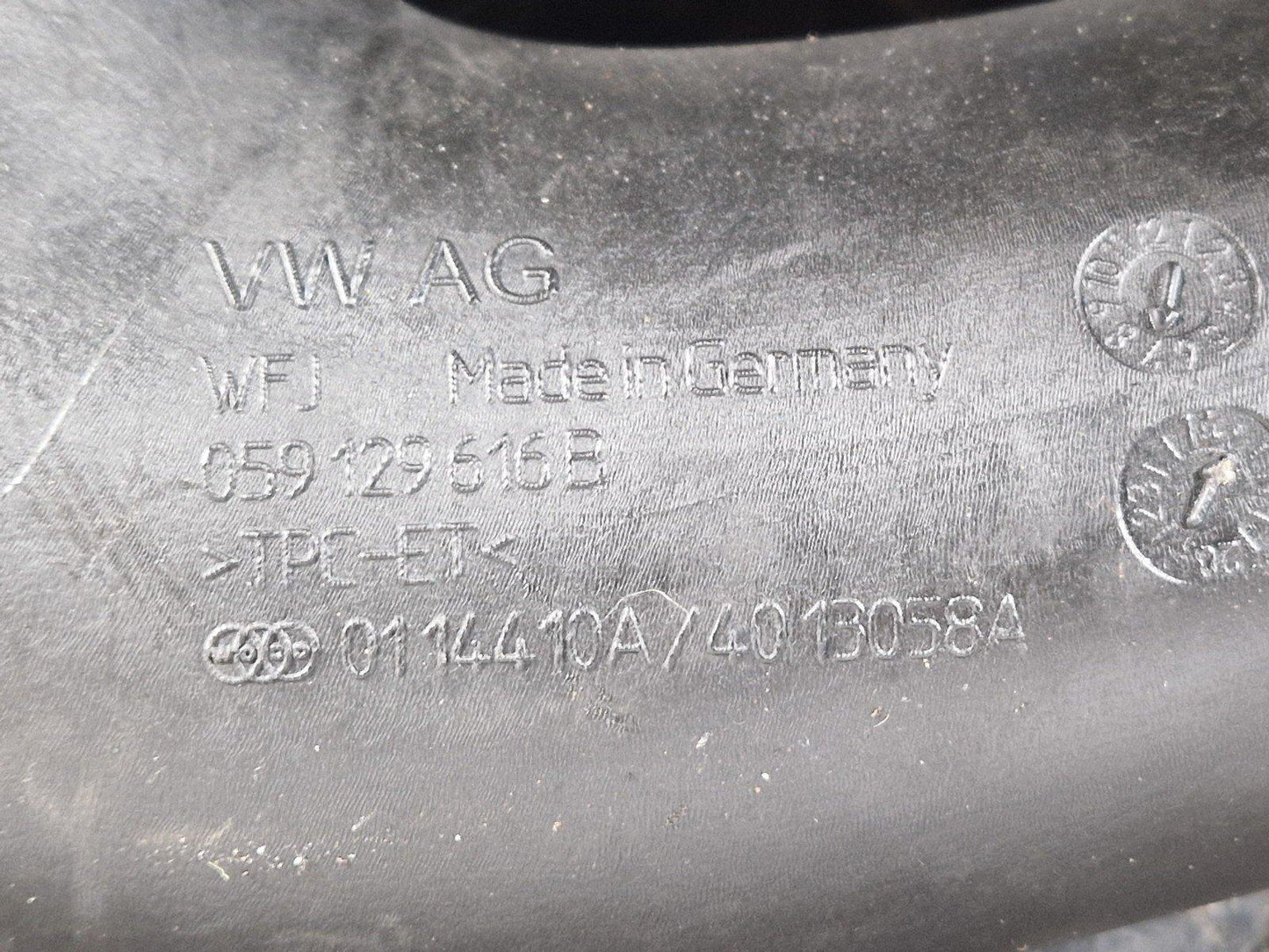 16-20 AUDI Q7 4M GENUINE AIR INTAKE PIPE HOSE 059129616B