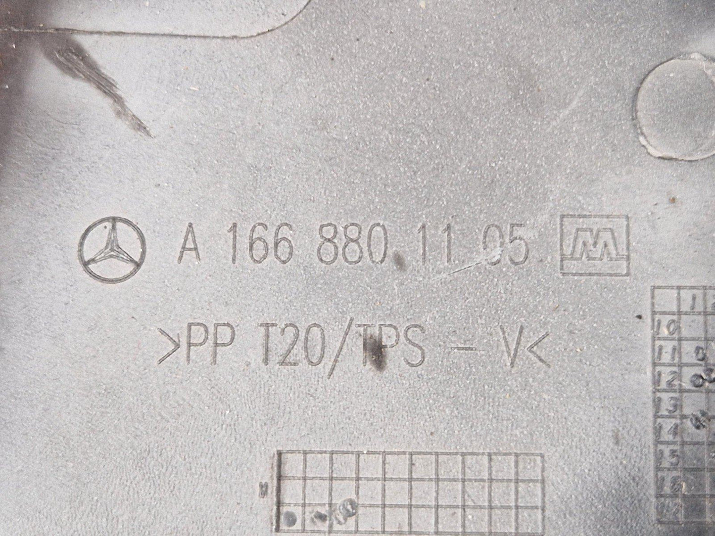 11-19 MERCEDES BENZ ML W166 LEFT SIDE N/S BONNET TRIM COVER PANEL A1668801105
