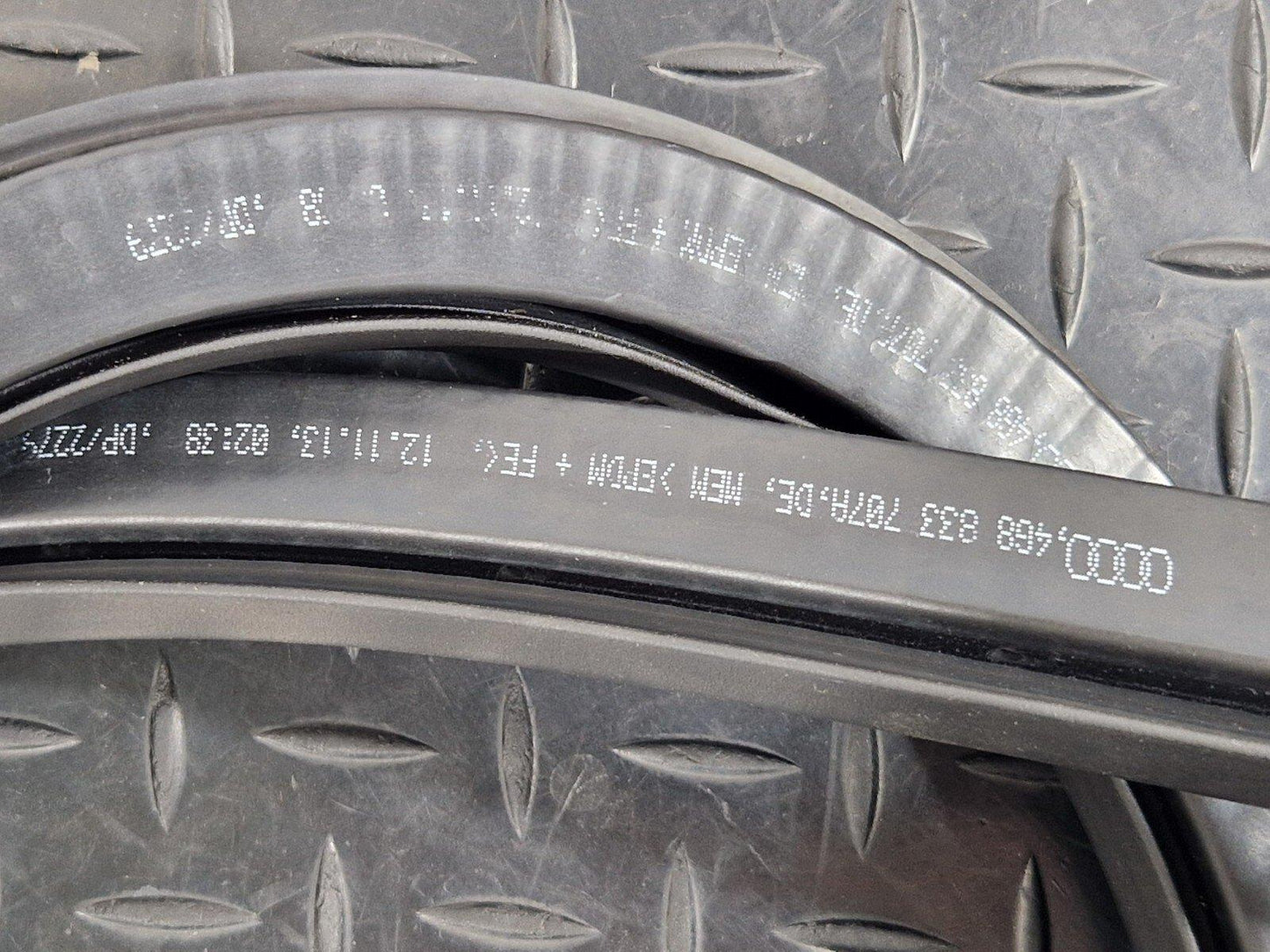 10-18 AUDI A7 4G S-LINE REAR LEFT LOWER DOOR RUBBER WEATHER SEAL 4G883370