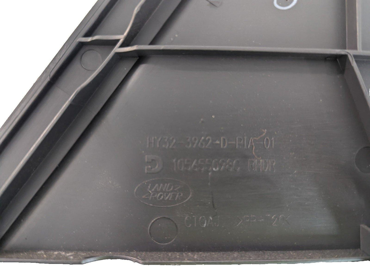 17-ON LAND ROVER DISCOVERY FRONT RIGHT SIDE DASH CONSOLE COVER HY323962DPIA01