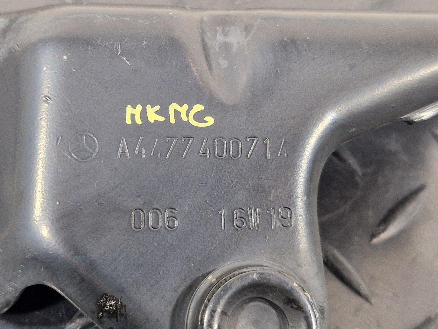 14-23 MERCEDES BENZ VITO W447 OEM LEFT PNEUMATIC SPRING HOLDER A4477400714