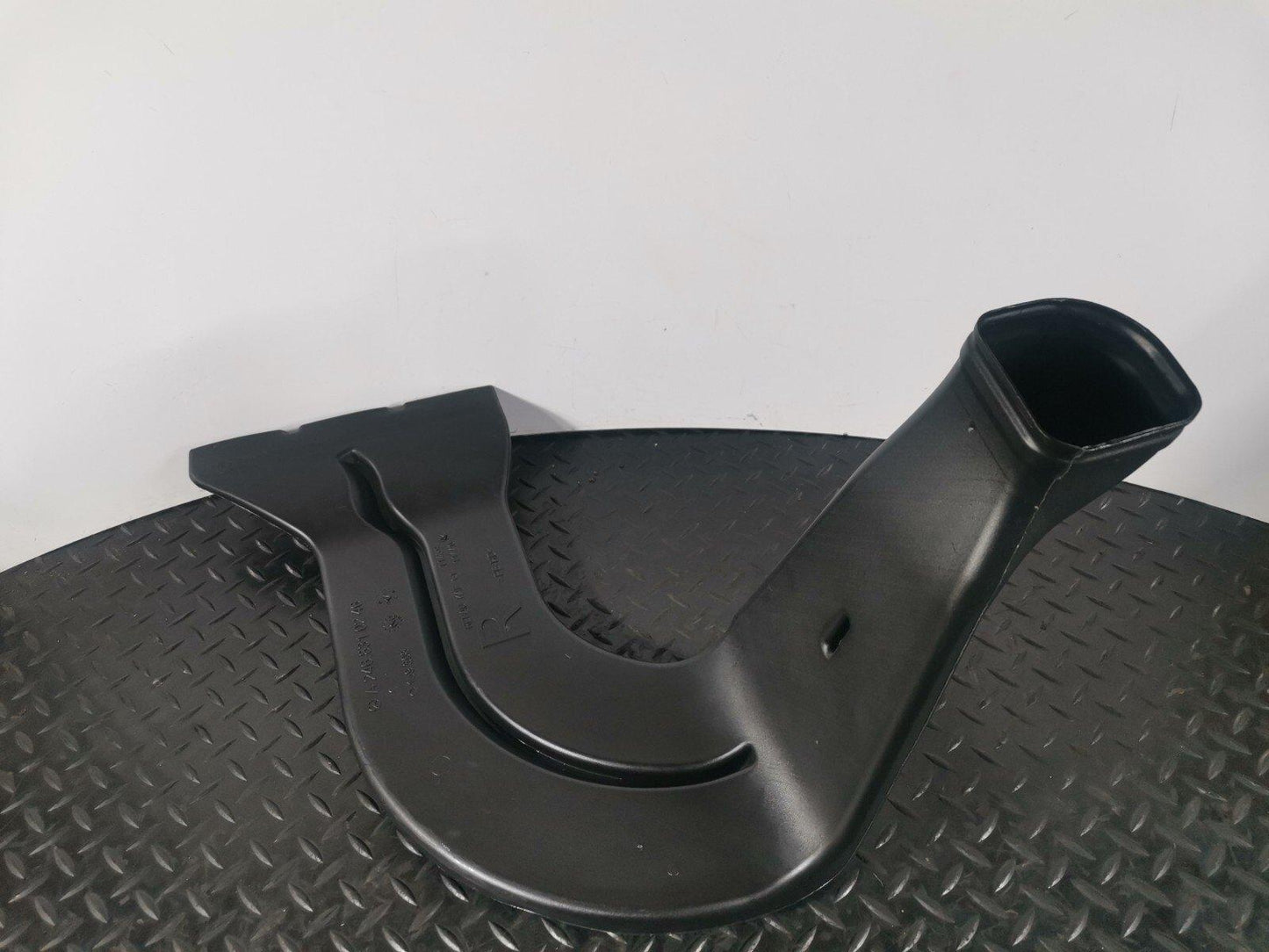 12-18 MERCEDES A-CLASS W176 GENUINE FRONT RIGHT O/S AIR VENT PIPE A2468310246