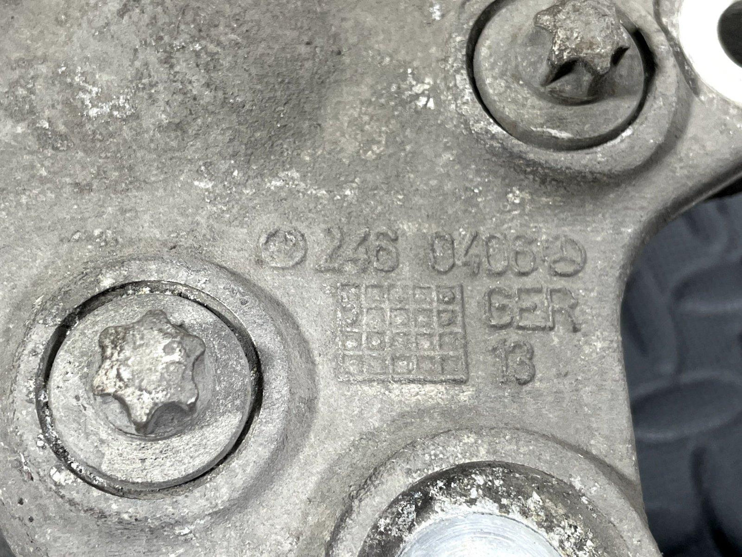 12-18 MERCEDES A B CLA W176 W246 C117 GENUINE REAR RIGHT SIDE WHEEL HUB A2460406