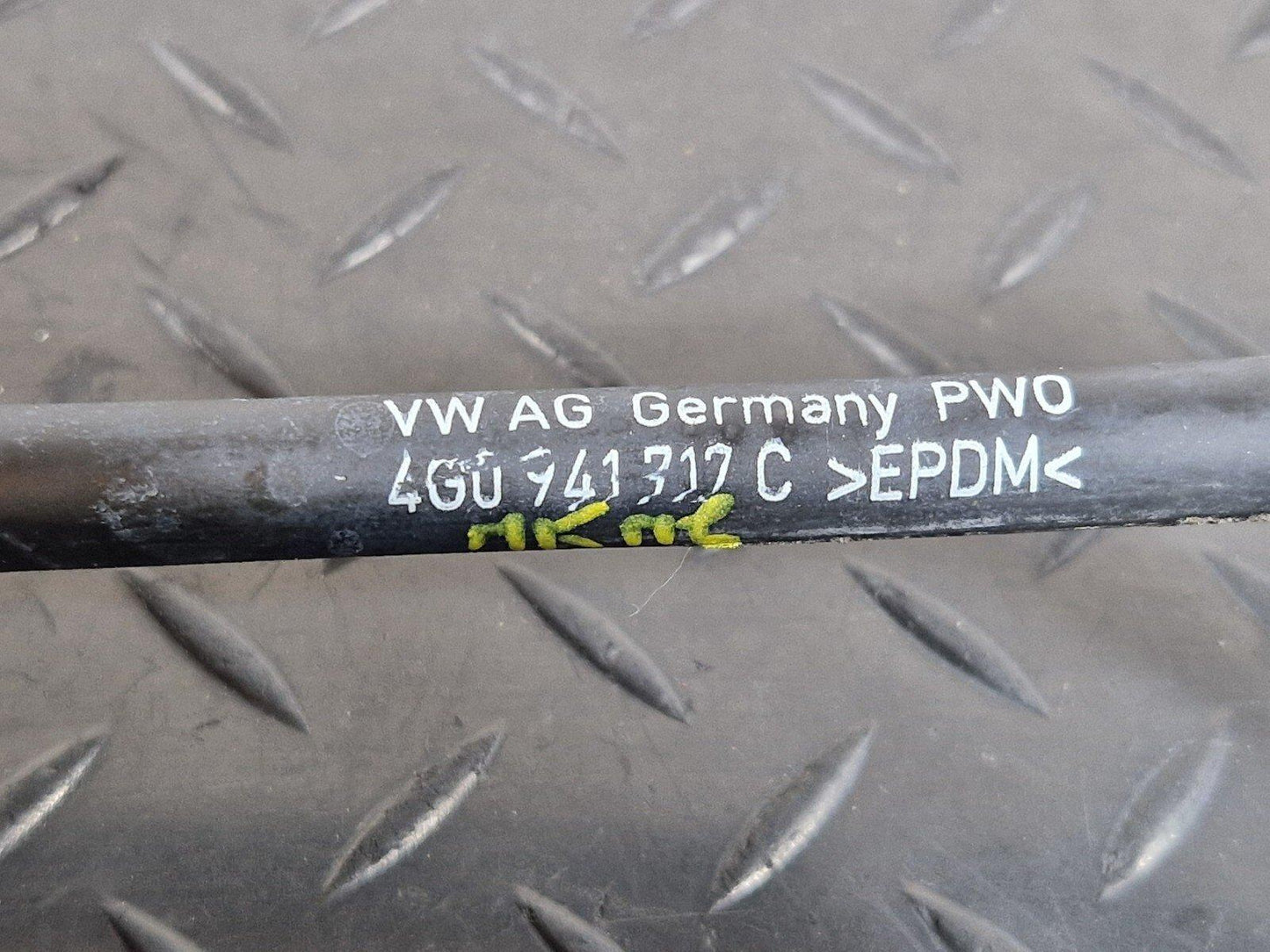 12-18 AUDI A6 C7 GENUINE FRONT LEFT N/S HEADLIGHT BREATHER HOSE 4G0941717C