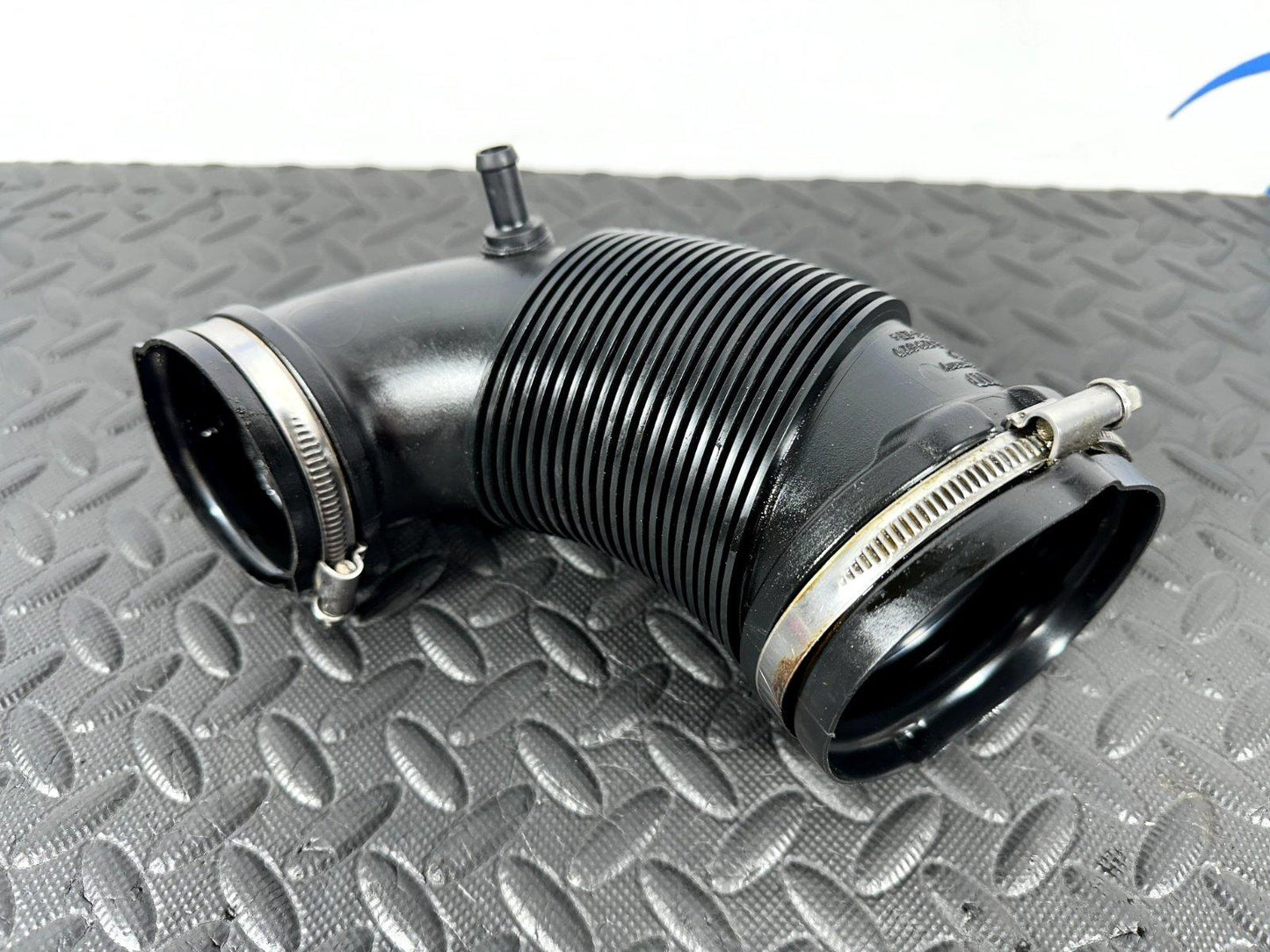 16-19 AUDI A4 B9 GENUINE 1.4 TFSI CVNA PETROL ENGINE AIR INTAKE PIPE 04E129629