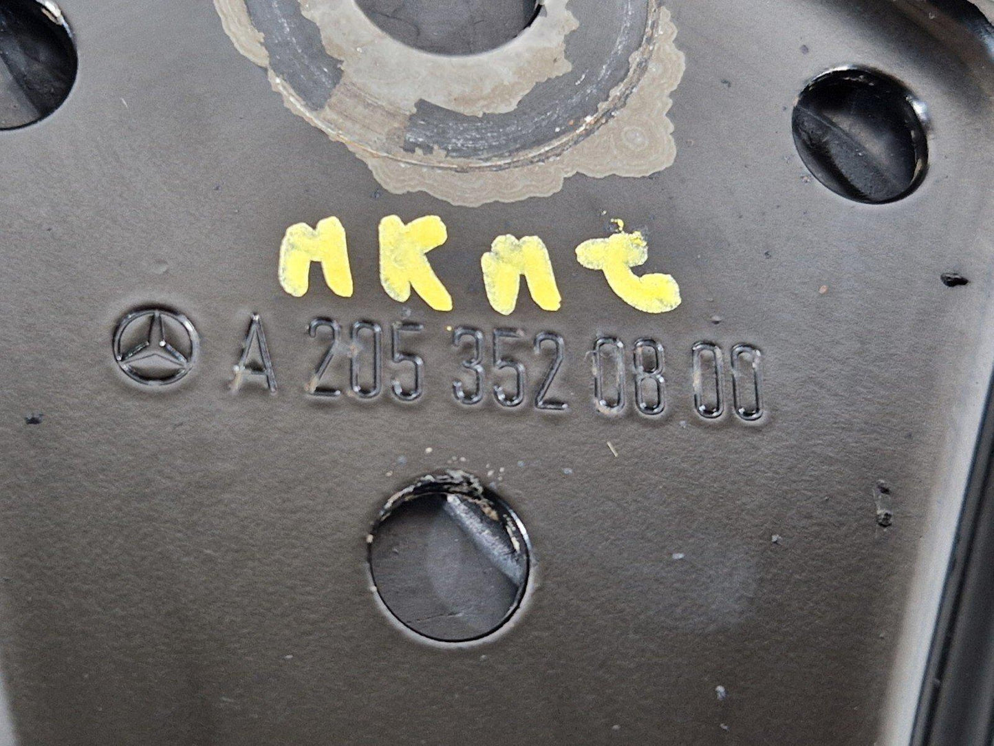 14-21 MERCEDES BENZ W205 REAR SUBFRAME RIGHT SIDE STOP PLATE A2053520800