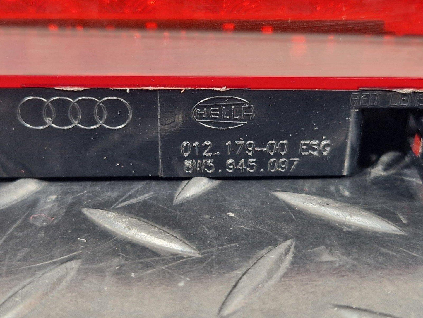 16-19 AUDI A4 B9 GENUINE OEM THIRD 3RD BRAKE LIGHT MIDDLE CENTRE TOP 8W5945097