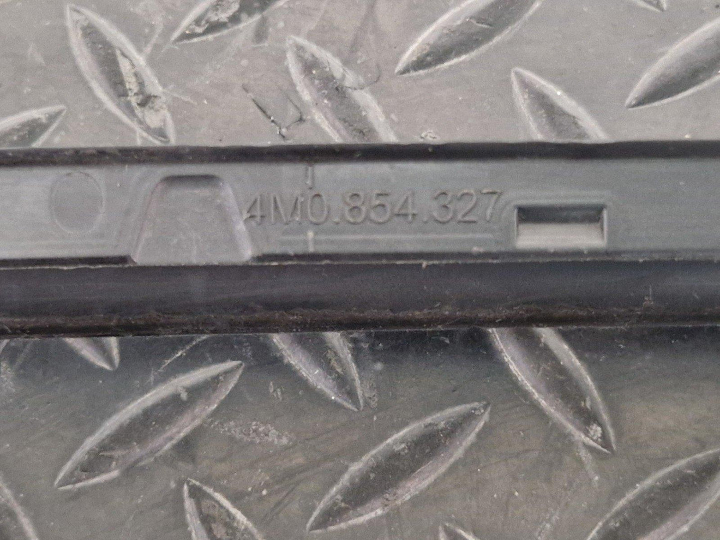 16-20 AUDI Q7 4M OEM FRONT LEFT SIDE N/S/F WINDSHIELD RECEAL MOLDING 4M0854327