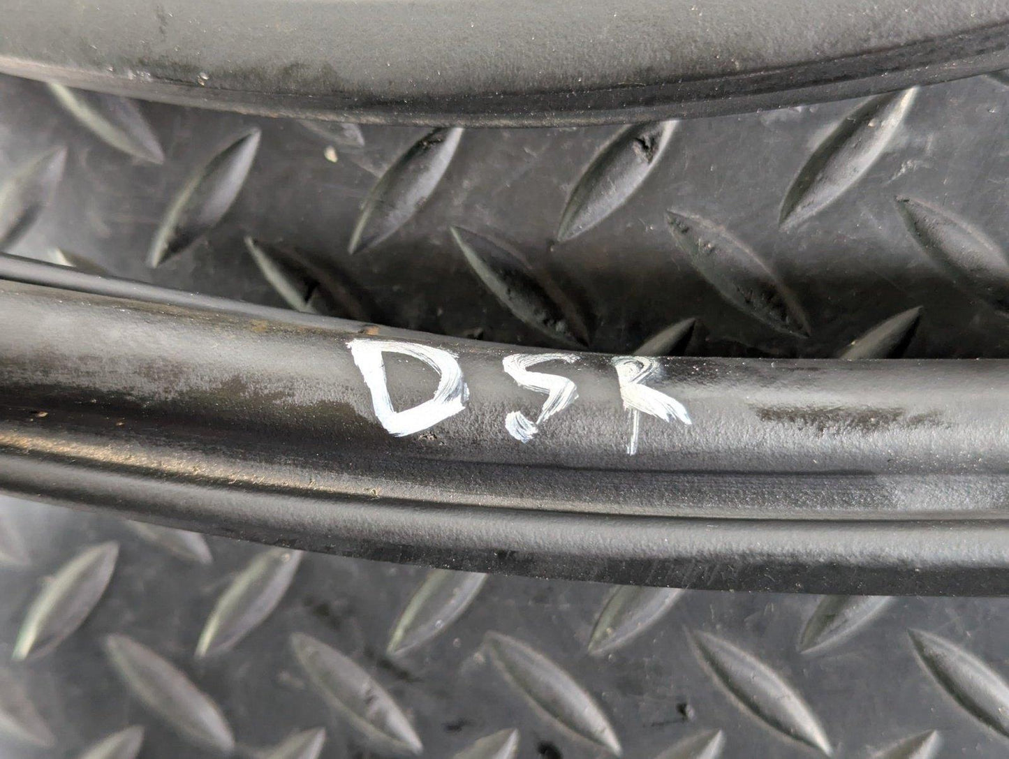 12-18 AUDI A6 C7 GENUINE REAR RIGHT OSR DOOR RUBBER / SEAL