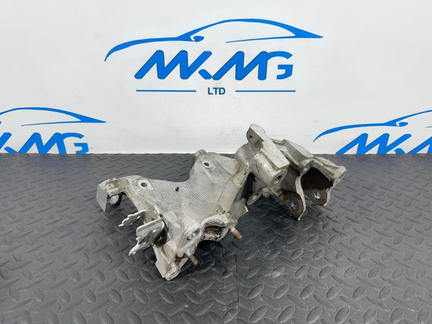16-19 AUDI A4 B9 1.4 TFSI CVNA RIGHT SIDE PETROL ENGINE MOUNT BRACKET 8W0399296E