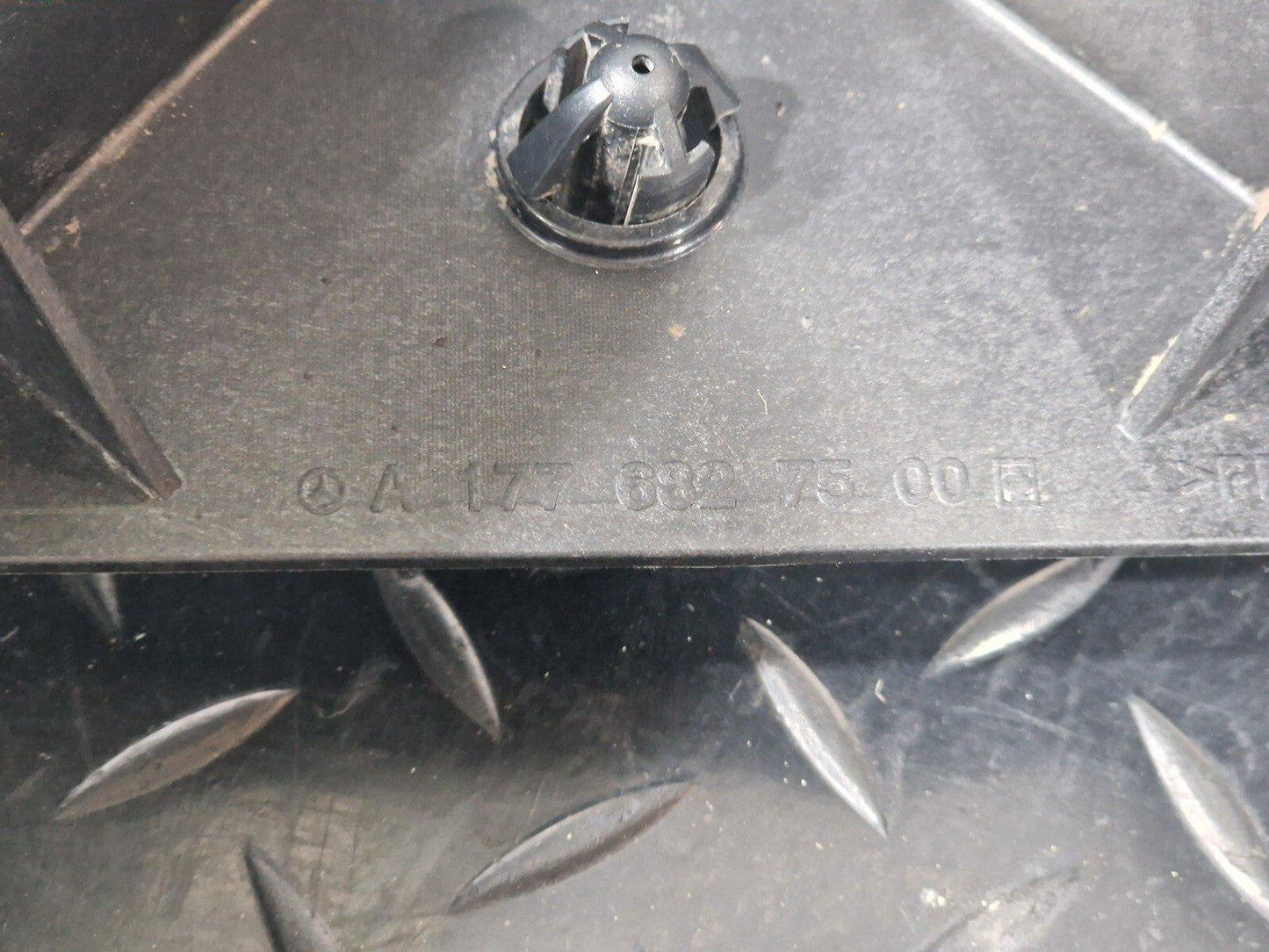 18-ON MERCEDES BENZ A CLASS W177 GENUINE MOUNT BRACKET A1776827500