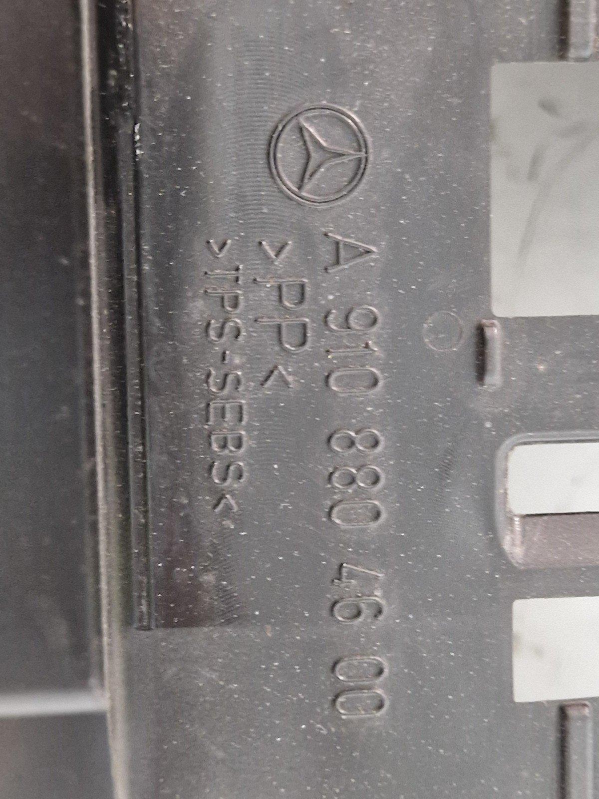 14-21 MERCEDES BENZ C220d W205 N/S AIR GUIDE DUCT CHANNEL A9108804600