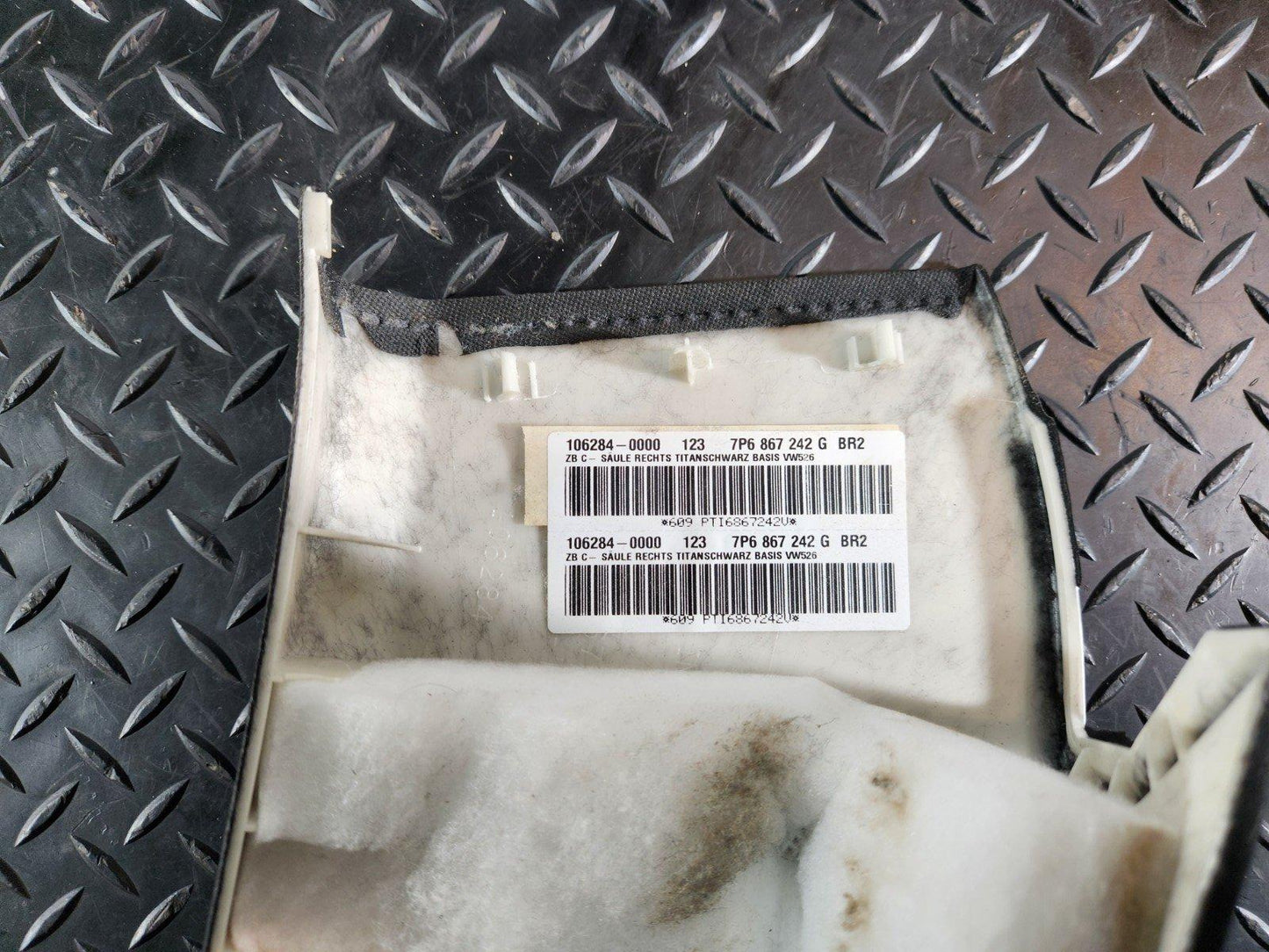 10-18 VW TOUAREG 7P GENUINE REAR RIGHT O/S C PILLAR TRIM 7P6867242G