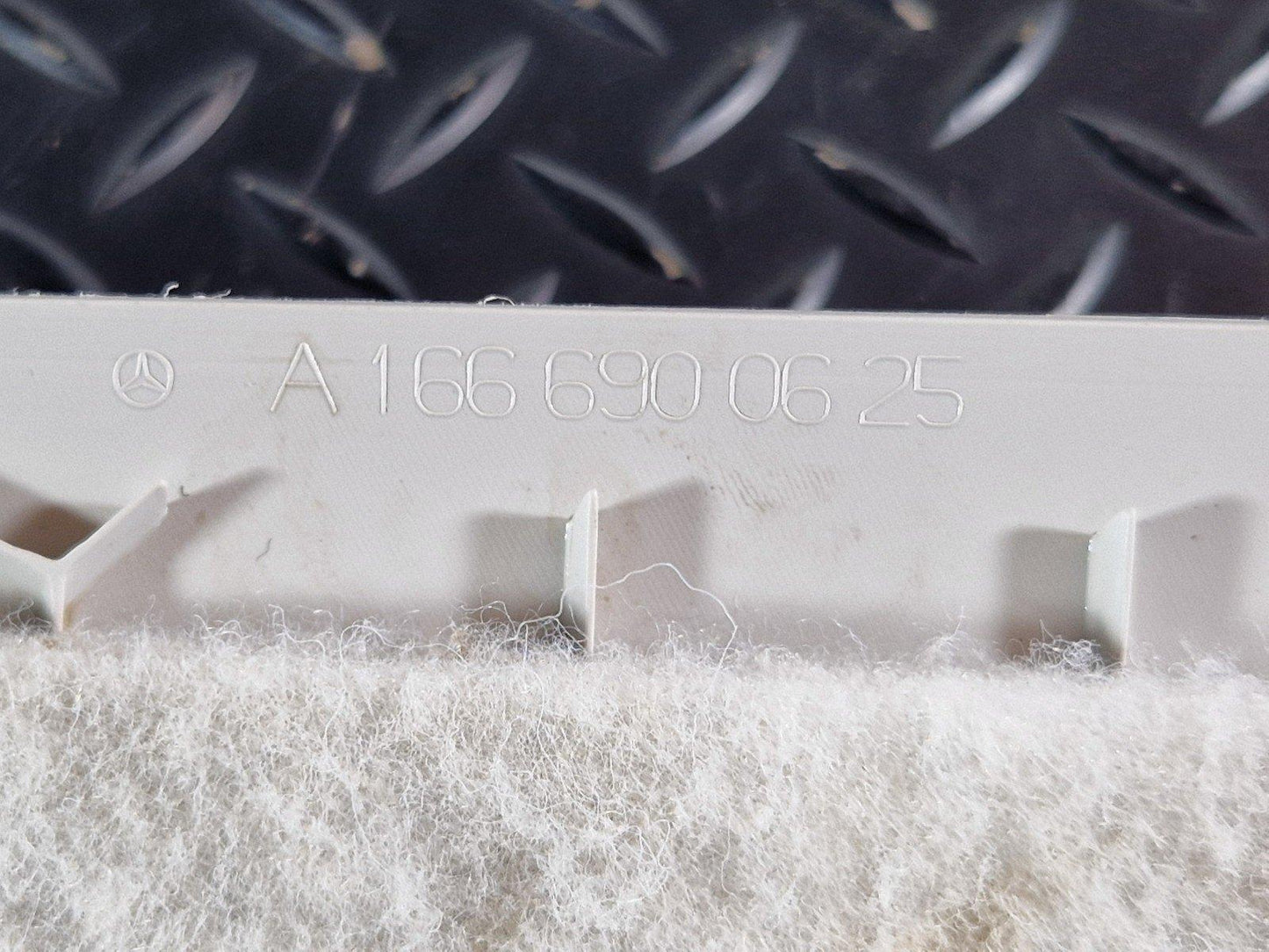 16-19 MERCEDES BENZ GLE ML W166 GENUINE RIGHT O/S PILLAR TRIM A1666900625