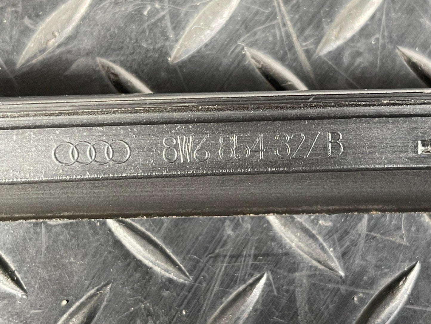16-23 AUDI A5 SPORTBACK FRONT WINDSHIELD LEFT WATER DEFLECTOR STRIP 8W6854327B