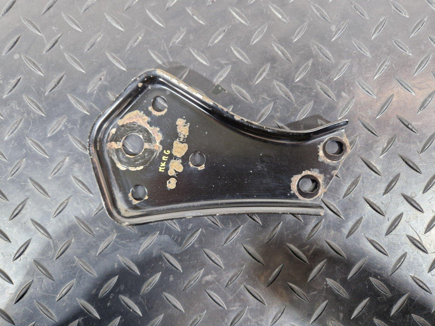 14-21 MERCEDES BENZ C200d W205 REAR AXLE SUBFRAME RIGHT STOP PLATE A2053520800