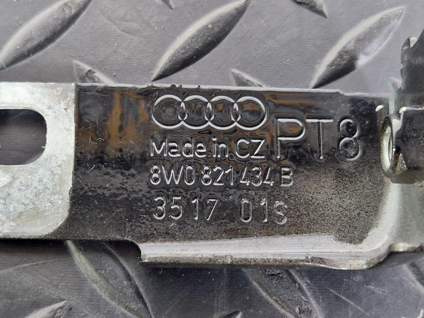 16-19 AUDI A4 B9 GENUINE OEM FRONT RIGHT DRIVER SIDE WING BRACKET 8W0821434B