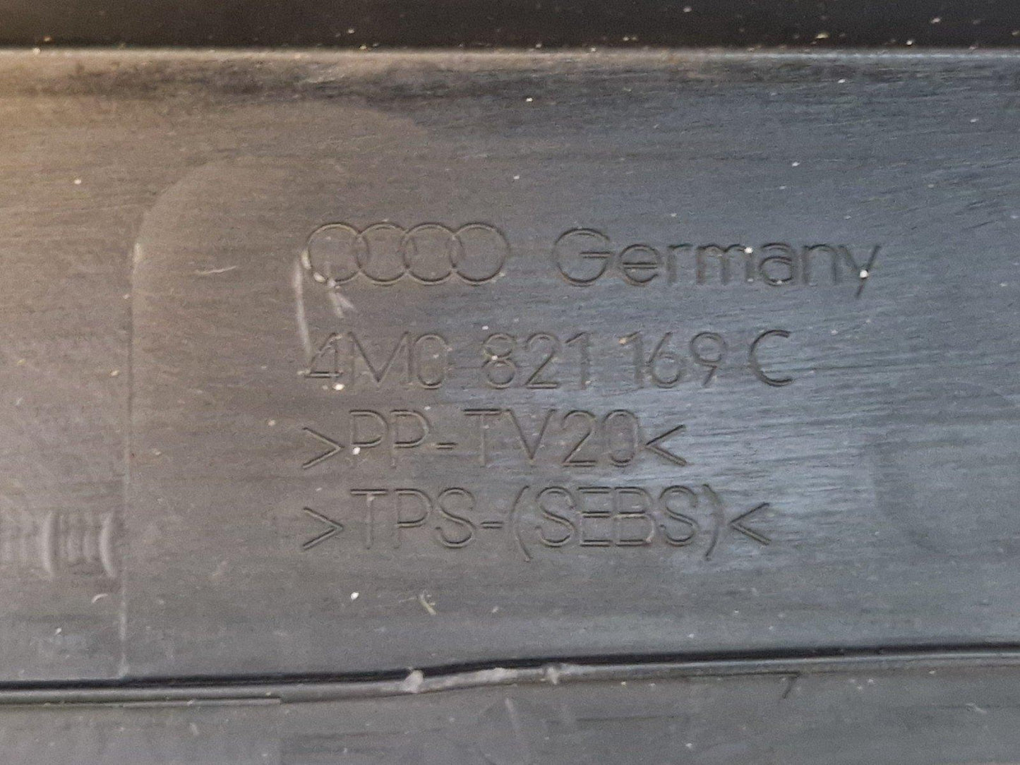 16-20 AUDI Q7 4M GENUINE OEM FRONT LEFT HOOD BONNET SEAL STRIP COVER 4M0821169C