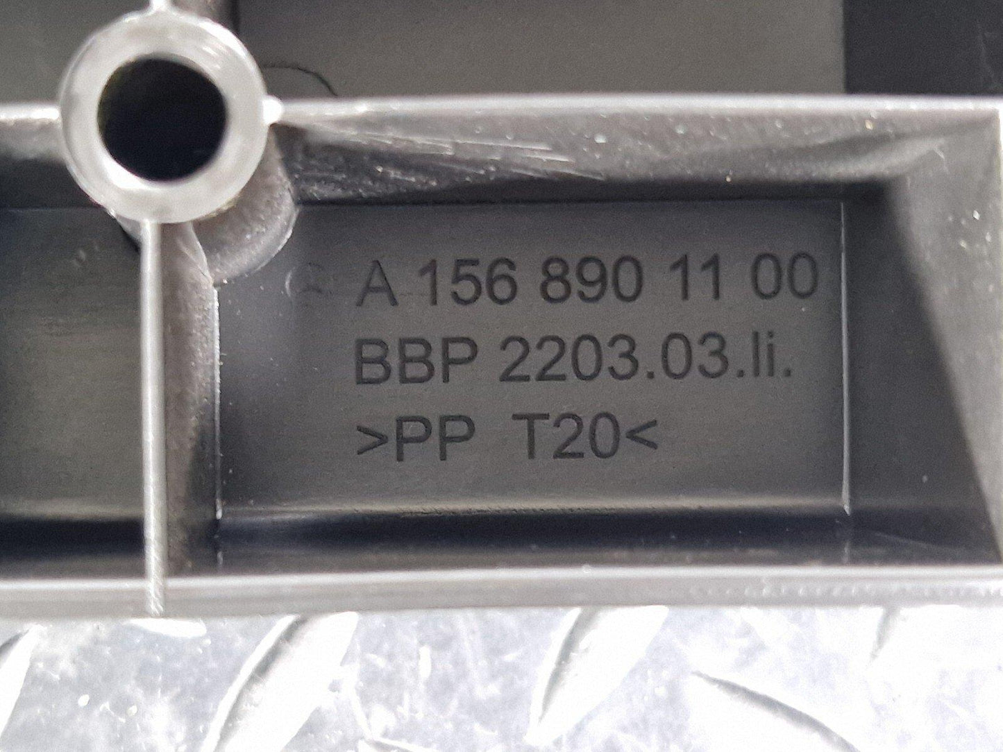 14-20 MERCEDES BENZ GLA 200 X156 LEFT QUATER PANEL TRIM BRACKET A1568901100