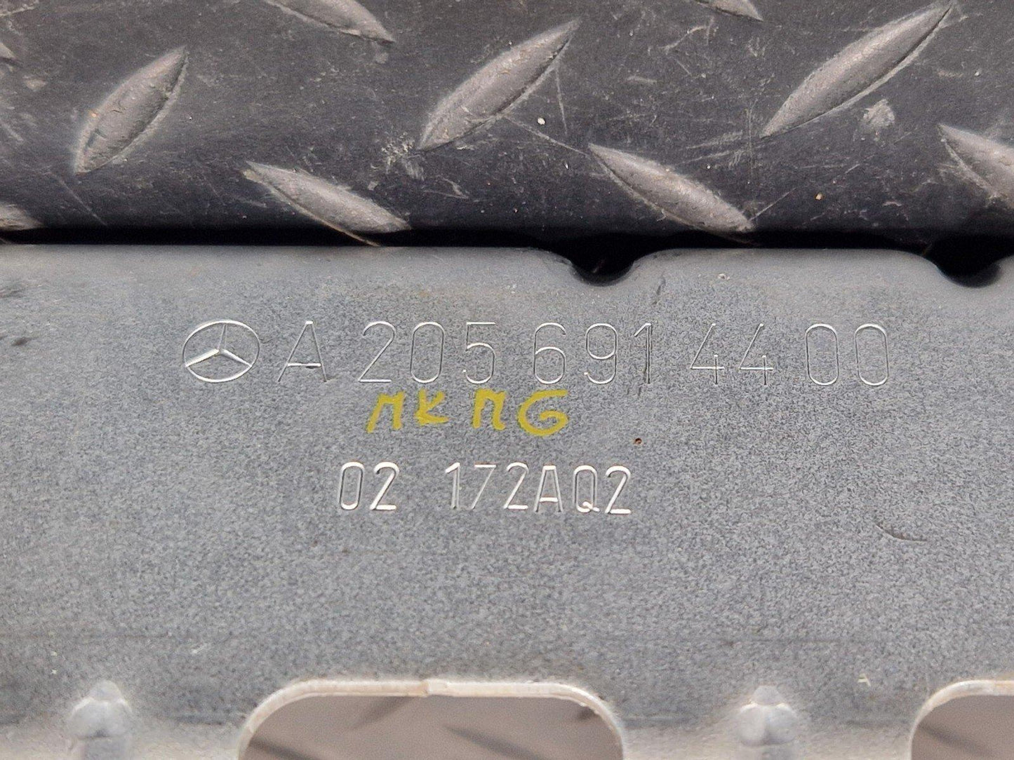 14-21 MERCEDES BENZ C200d W205 GENUINE RIGHT SIDE O/S BOOT BRACKET A2056914400