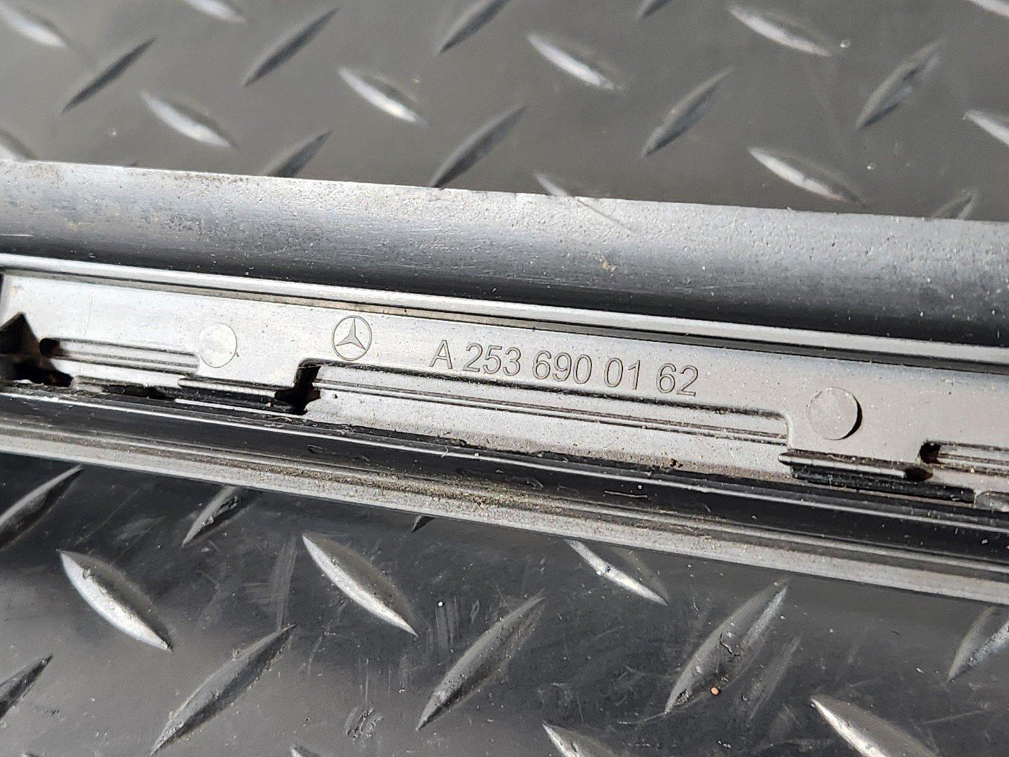 16-22 MERCEDES BENZ X253 GENUINE LEFT N/S WINDOW TRIM MOULDING STRIP A2536900162